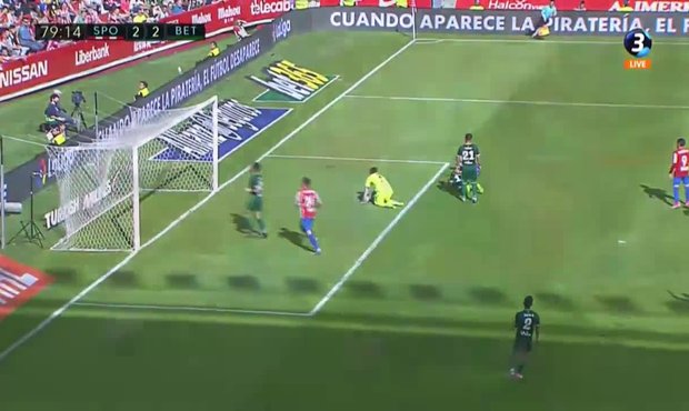  Gijón - Betis: Durmisi protečoval míč pouze na kopačku Douglase, který z blízkosti srovnal