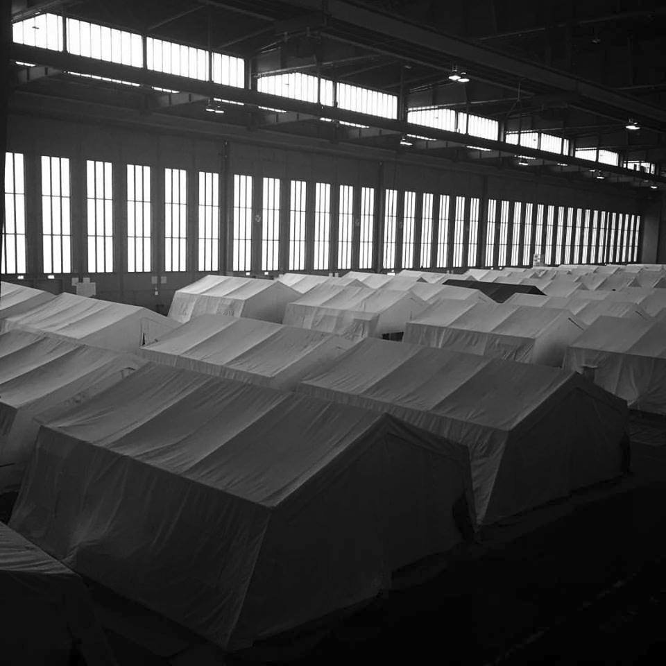 Berlínský Tempelhof a stany přichystané v letištním hangáru pro uprchlíky.