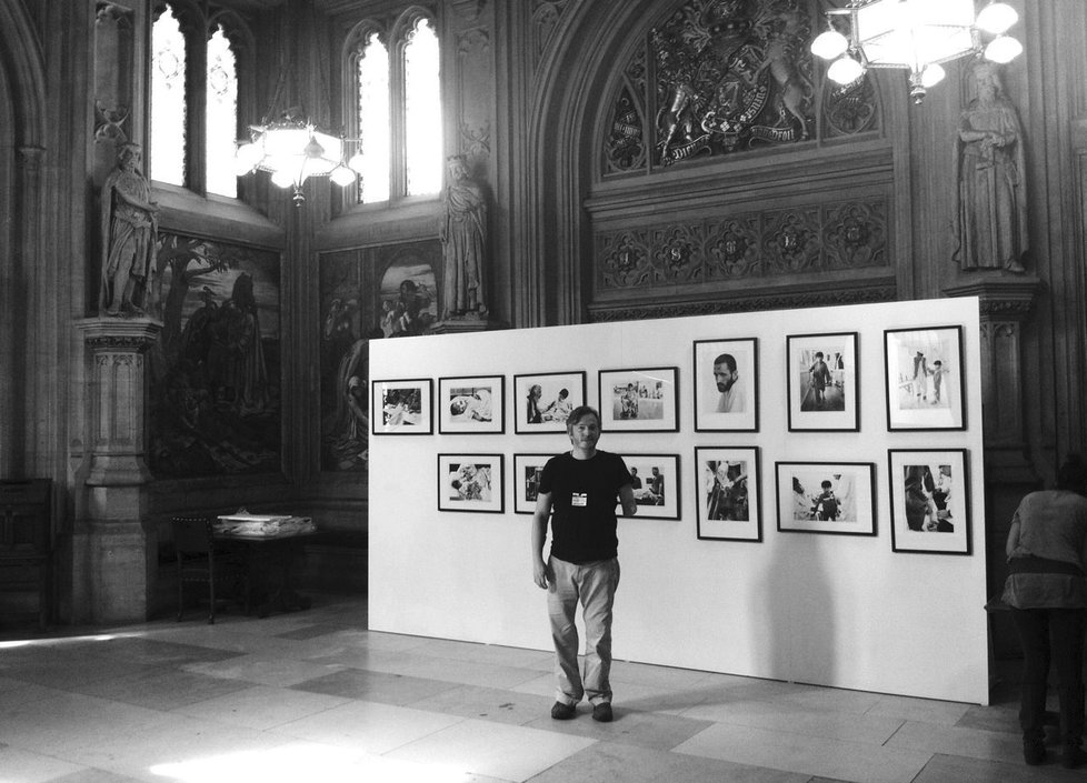 Giles Duley při londýnské výstavě ve Westminsteru