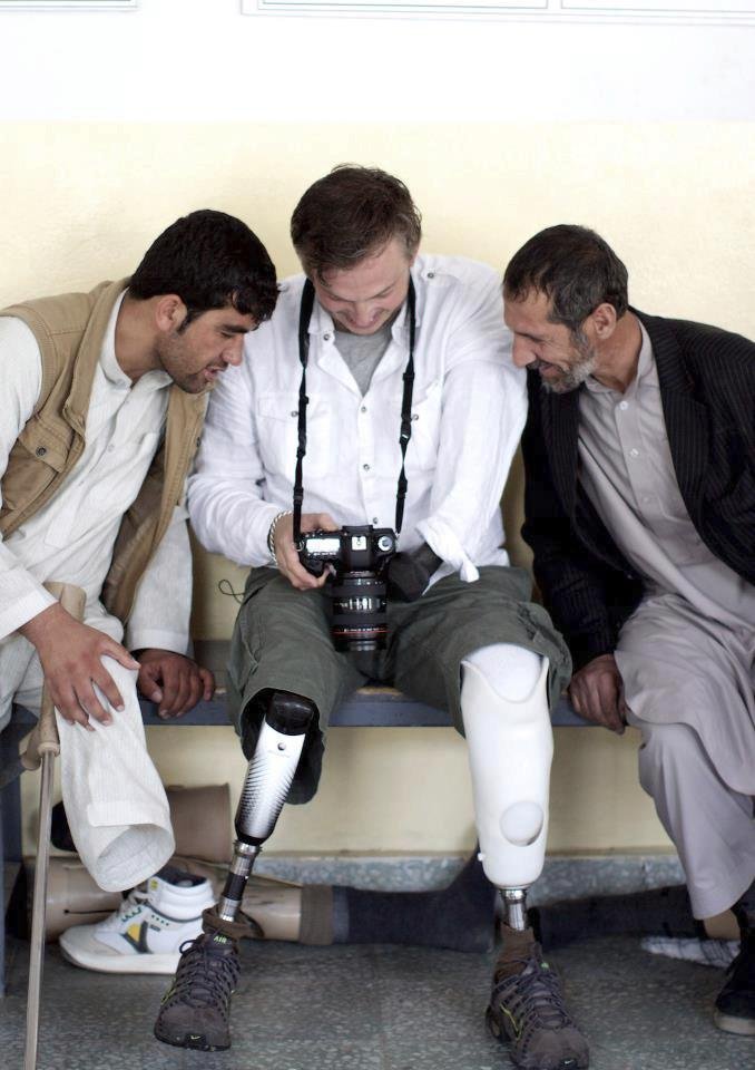 Britský fotograf Giles Duley přišel v Afghánistánu o nohy a ruku. Fotí dál. Především uprchlíky.