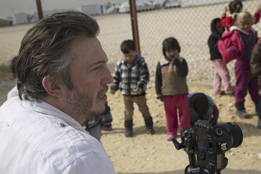 Fotograf Giles Duley dnes místo módy a celebrit fotí uprchlíky