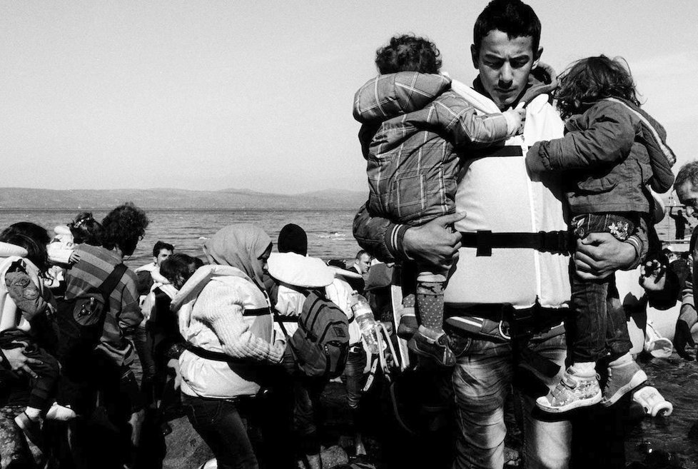 Fotograf Giles Duley dnes místo módy a celebrit fotí uprchlíky. Foto z Lesbosu.