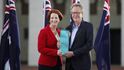 Australská premiérka Julia Gillard a herec Geoffrey Rush při slavnostním vyhlášení Australana roku