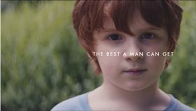 Záběry z reklamního spotu značky Gillette, který vyvolal řadu rozporuplných reakcí