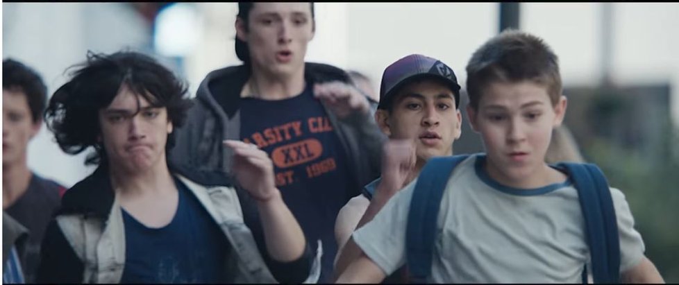 Záběry z reklamního spotu značky Gillette, který vyvolal řadu rozporuplných reakcí