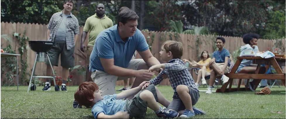 Záběry z reklamního spotu značky Gillette, který vyvolal řadu rozporuplných reakcí