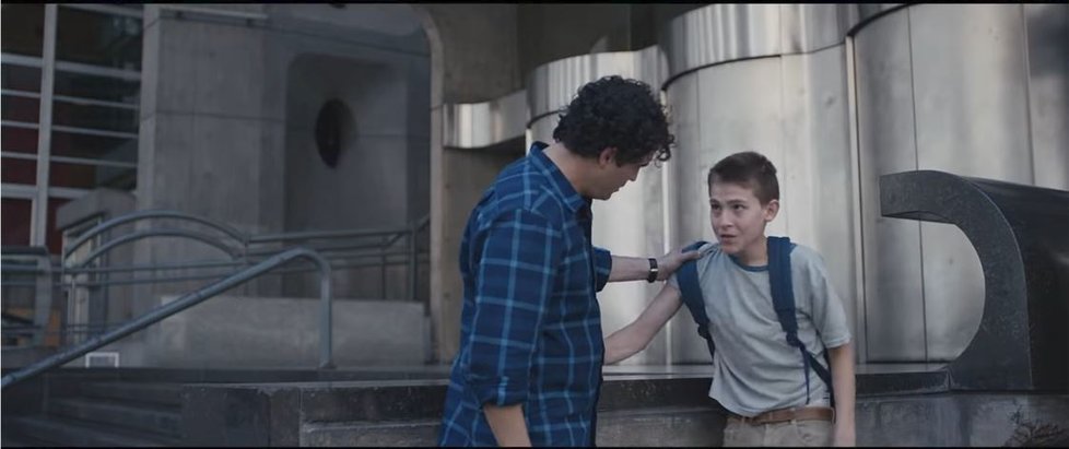 Záběry z reklamního spotu značky Gillette, který vyvolal řadu rozporuplných reakcí