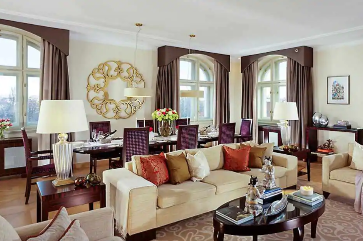 Apartmá v pražském hotelu, kde bydlí Gillian Anderson
