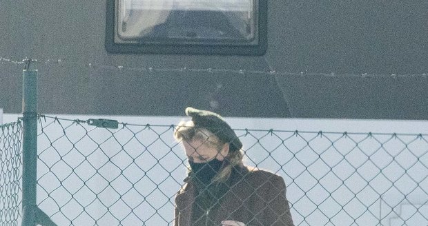 Natáčení herečky Gillian Andersonové v Česku: Z karavanu vyšla Gillian Andersonová v roušce a kabátu.