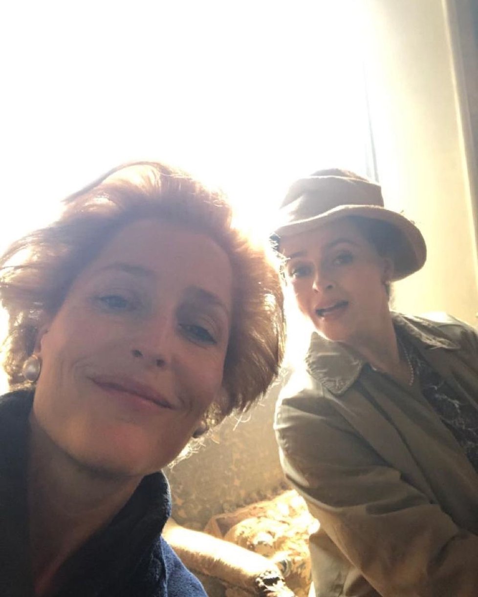 Gillian Anderson na natáčení seriálu The Crown