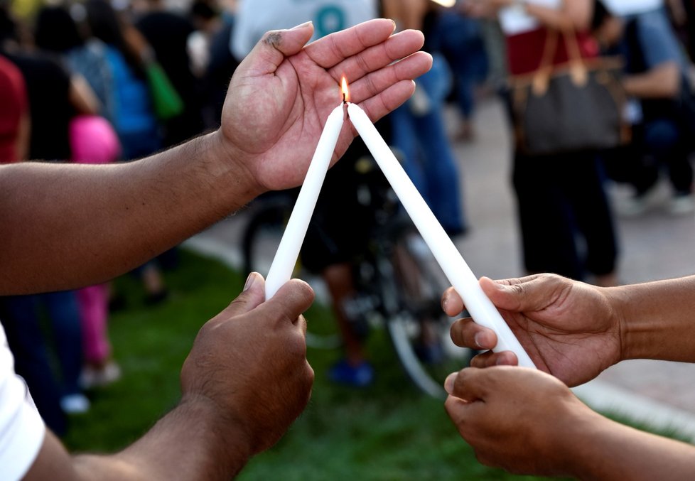 Střelec z festivalu česneku spáchal sebevraždu, obyvatelé města Gilroy truchlí za zavražděné.