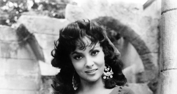 Gina Lollobrigida ve filmu Zvoník od Matky Boží (1956).