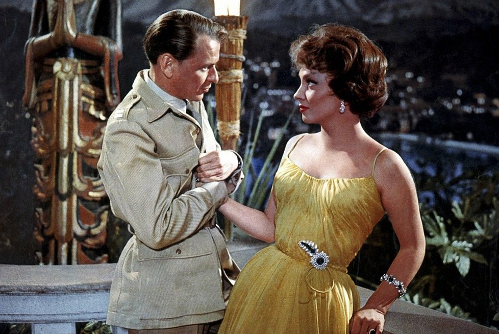 Gina Lollobrigida flirtovala údajně i s Frankem Sinatrou, zpěvákem s mafiánskými konexemi