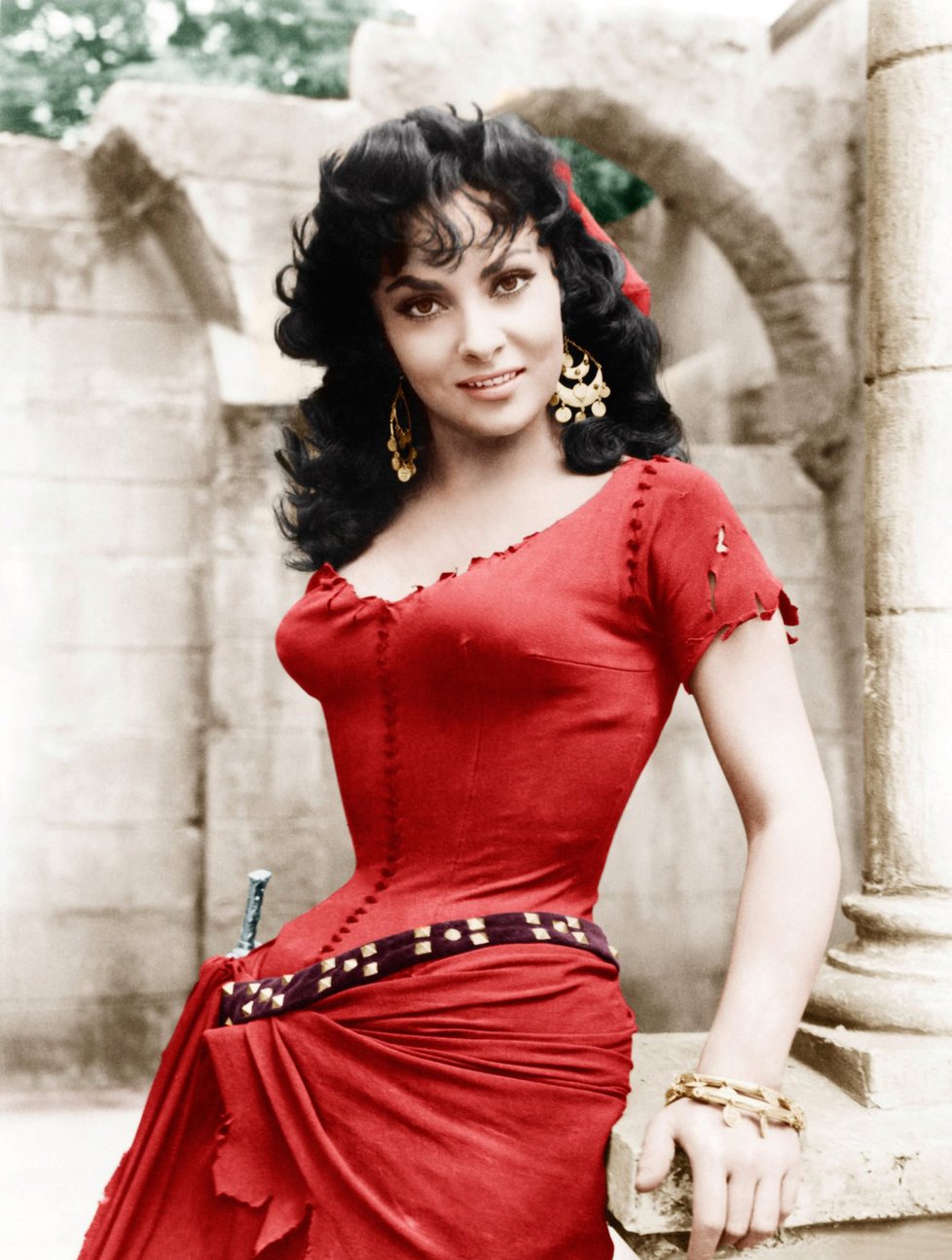 Gina Lollobrigida jako krásná cikánka ve filmu Zvoník od Matky Boží (1956). Tehdy jí bylo třicet let.