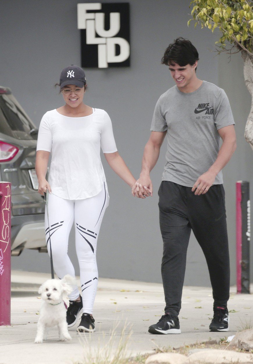 Gina Rodriguez s přítelem venčí psa.
