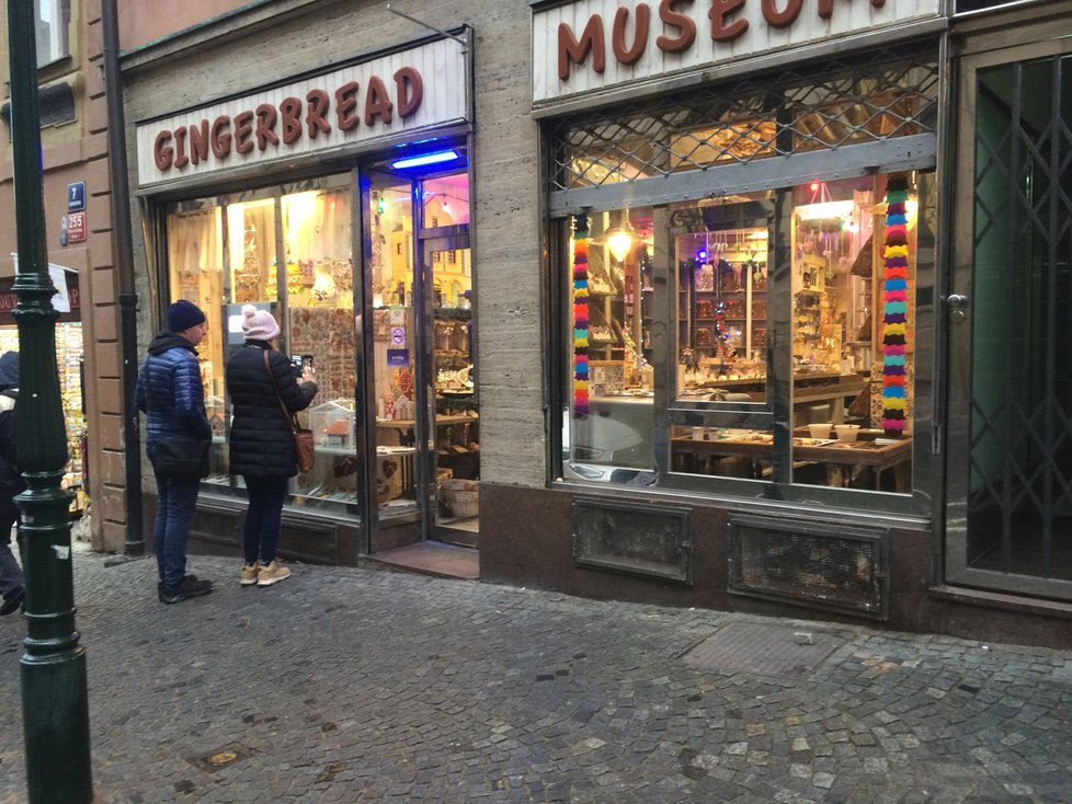 Gingerbread museum, ve kterém peče perníčky Hanka, je k nalezení v Nerudově ulici. Právem poutá pozornost kolemjdoucích.