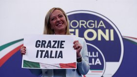 Plamenná blondýna v čele krajní pravice vítězkou v Itálii! Hloupé extremistické nálepky, zní z ODS