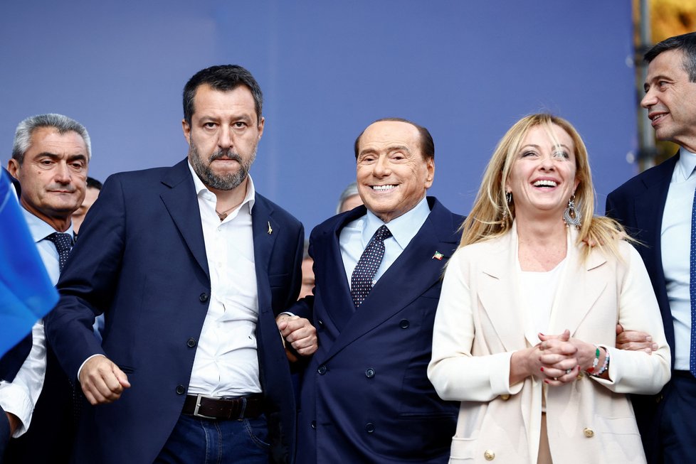 Předsedkyně strany Bratři Itálie Giorgia Meloniová se Salvinim a Berlusconim