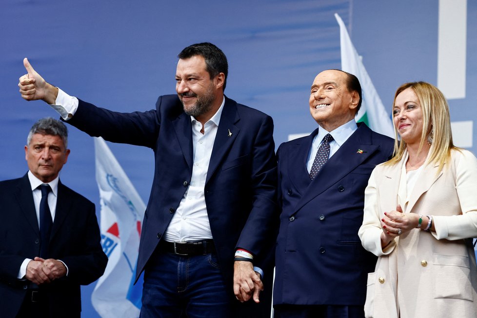 Předsedkyně strany Bratři Itálie Giorgia Meloniová se Salvinim a Berlusconim