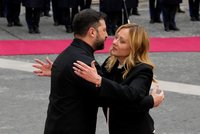 Zelenskyj promluvil o upraveném mírovém plánu. Novináře překvapil netradiční komunikací