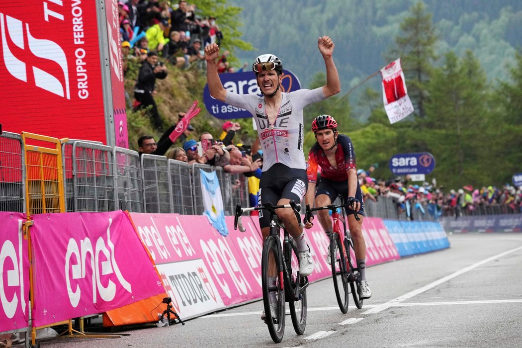 Joao Almeida triumfoval v 16. etapě Gira, Geraint Thomas skončil druhý a vrátil se do čela průběžného pořadí