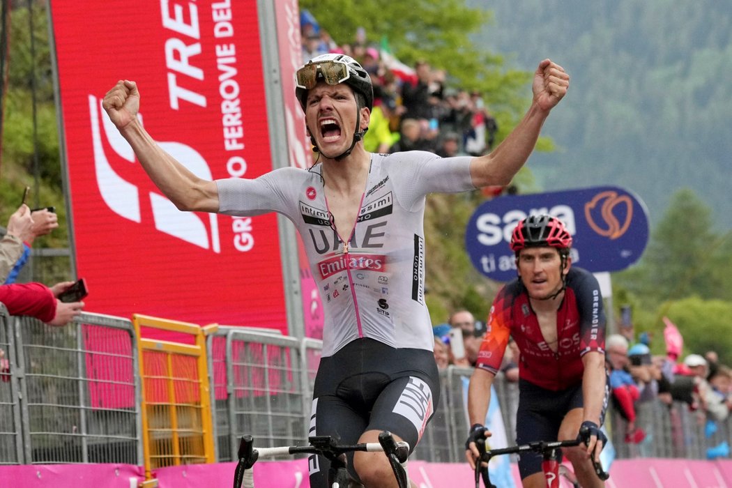 Joao Almeida triumfoval v 16. etapě Gira, Geraint Thomas skončil druhý a vrátil se do čela průběžného pořadí