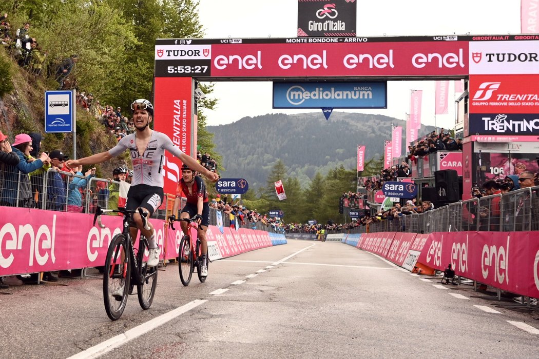 Joao Almeida triumfoval v 16. etapě Gira, Geraint Thomas skončil druhý a vrátil se do čela průběžného pořadí