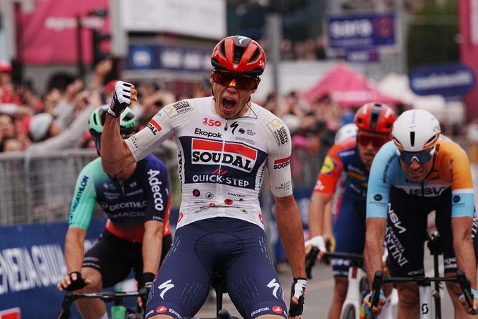 Magnier v Burgasu ovládl spurt a vyhrál úvodní etapu. Hirt začal Giro d’Italia 63. místem Magnier v Burgasu ovládl spurt a vyhrál úvodní etapu. Hirt začal Giro d’Italia 63. místem