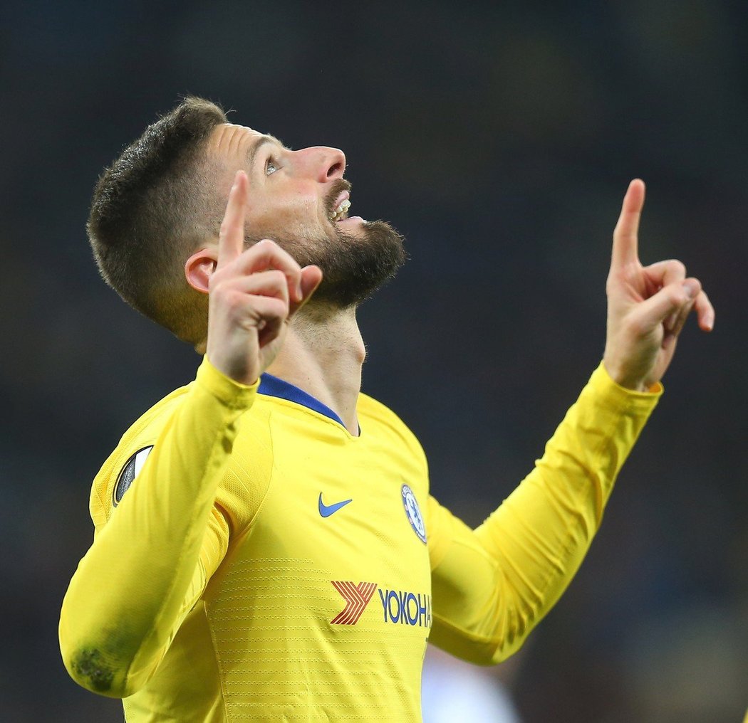 Olivier Giroud s tím nahoře oslavuje jeden zse vých mnoha gólů v dresu Chelsea