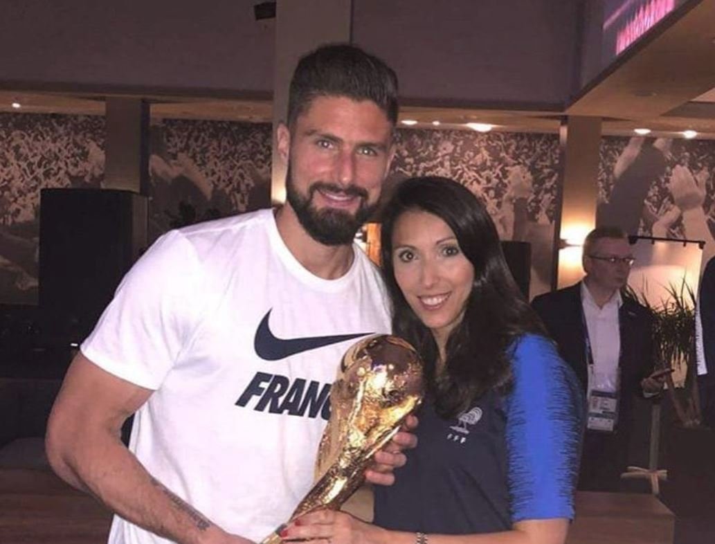 Jennifer i Olivier Giroud se nemohli na trofej pro mistry světa vynadívat