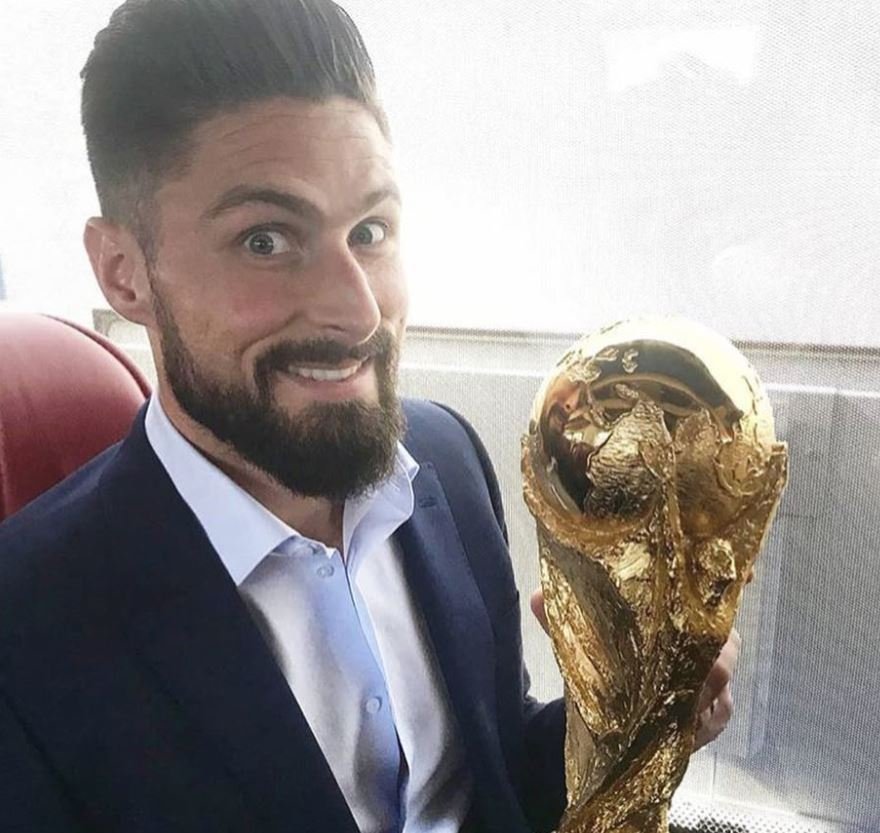 Olivier Giroud a jeho nejcennější ze všech týmových trofejí