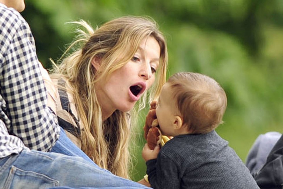 Gisele Bündchen se na syna neustále smála a dělala na něj různé obličeje.