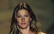 Gisele Bündchen si porod do vody nemohla vynachválit. Nejvíce vydělávající topmodelka odmítla rodit v nemocnici. Porod syna Benjamina si prý doslova užila doma ve vaně a tento »vodní zážitek« se nebojí doporučit všem ženám.