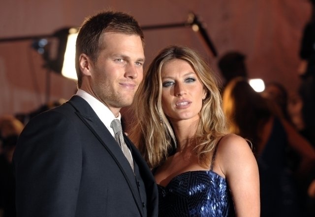 Prominentní pár Gisele Bündchen a Tom Brady. Vzali se v roce 2009 a jejich společný příjem je astronomický