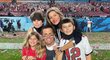 Podle spekulací stojí za rozvodem quarterbacka Toma Bradyho a topmodelky Gisele utajená komunikace s Miami Dolphins - rivalem Tampy, kde Brady hraje Podle spekulací stojí za rozvodem quarterbacka Toma Bradyho a topmodelky Gisele utajená komunikace s Miami Dolphins - rivalem Tampy, kde Brady hraje