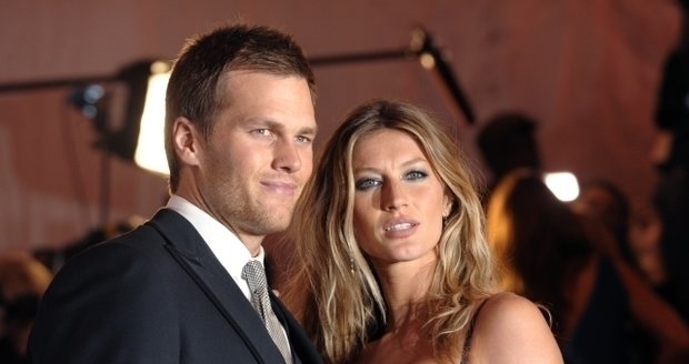 Gisele Bündchen a Tom Brady mají první společné dítě. Modelka ho porodila doma ve vaně.