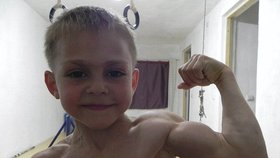 Rumunský chlapec proslul svými svaly.