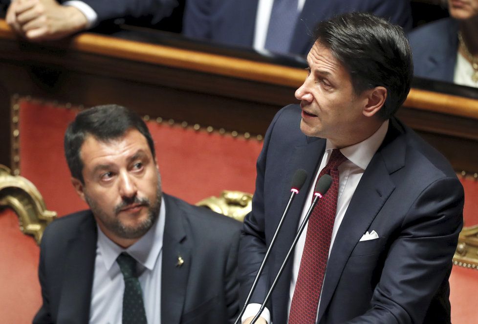 Italský premiér Giuseppe Conte v parlamentu ohlásil, že podává demisi. S tím končí celá jeho vláda. (20. 8. 2019).