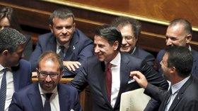 Italský premiér Giuseppe Conte v parlamentu ohlásil, že podává demisi. S tím končí celá jeho vláda. (20. 8. 2019).