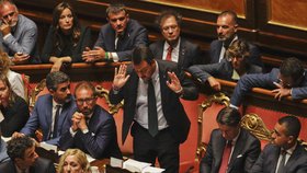 Italský premiér Giuseppe Conte v parlamentu ohlásil, že podává demisi. S tím končí celá jeho vláda. (20. 8. 2019)