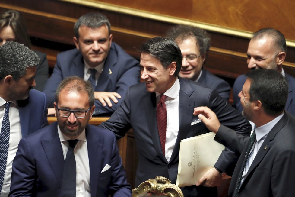 Italský premiér Giuseppe Conte v parlamentu ohlásil, že podává demisi. S tím končí celá jeho vláda. (20. 8. 2019)