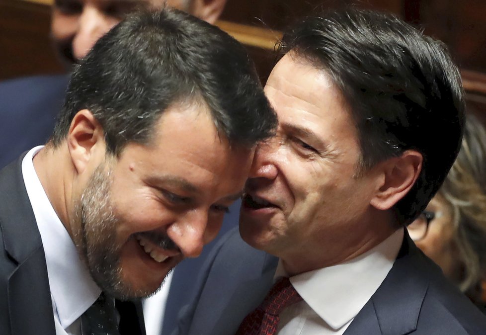 Italský premiér Giuseppe Conte v parlamentu ohlásil, že podává demisi. S tím končí celá jeho vláda. (20. 8. 2019)