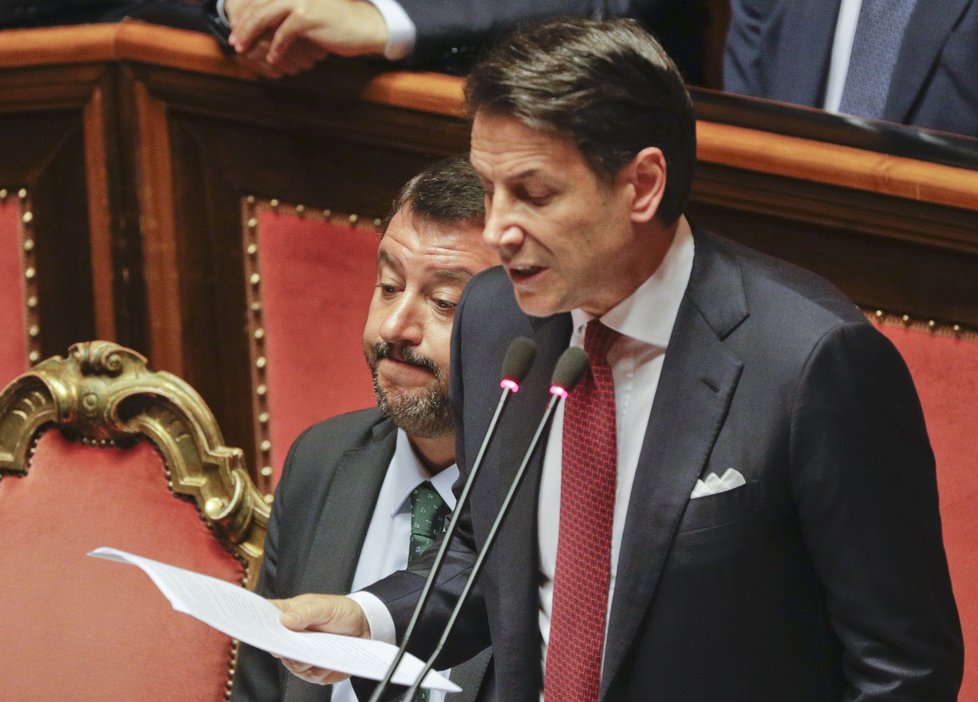 Italský premiér Giuseppe Conte v parlamentu ohlásil, že podává demisi. S tím končí celá jeho vláda. (20. 8. 2019)