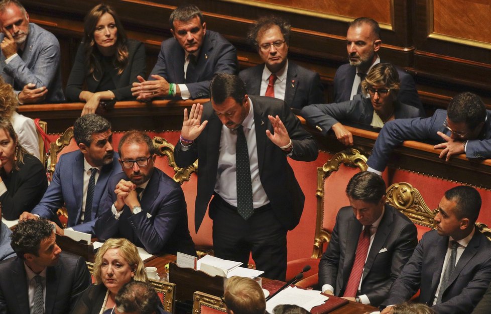 Italský premiér Giuseppe Conte v parlamentu ohlásil, že podává demisi. S tím končí celá jeho vláda. (20. 8. 2019).