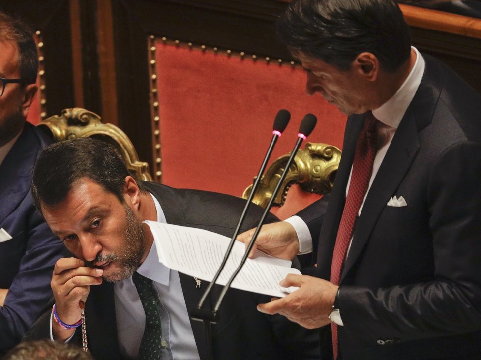 Italský premiér Giuseppe Conte v parlamentu ohlásil, že podává demisi. S tím končí celá jeho vláda. (20. 8. 2019).