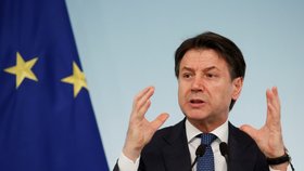 Italský premiér Giuseppe Conte se rozhodl uzavřít obchody, bary i kadeřnictví (11.3.2020).