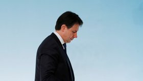 Italský premiér Giuseppe Conte se rozhodl uzavřít obchody, bary i kadeřnictví (11.3.2020).