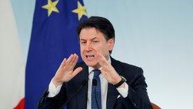 Italský premiér Giuseppe Conte se rozhodl uzavřít obchody, bary i kadeřnictví (11.3.2020).