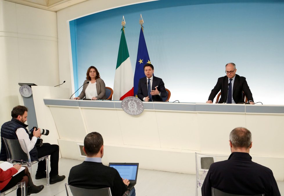 Italský premiér Giuseppe Conte se rozhodl uzavřít obchody, bary i kadeřnictví (11. 3. 2020)