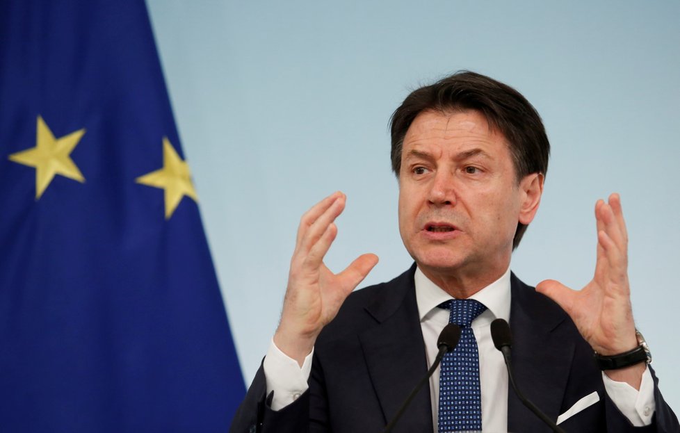 Italský premiér Giuseppe Conte se rozhodl uzavřít obchody, bary i kadeřnictví (11. 3. 2020)